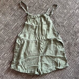 RISEN women’s olive green overalls shorts size Medium